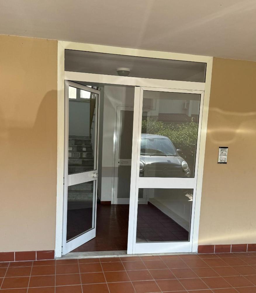 Bellissima Stanza Con Parcheggio Gratuito Apartment Cinquale Bagian luar foto